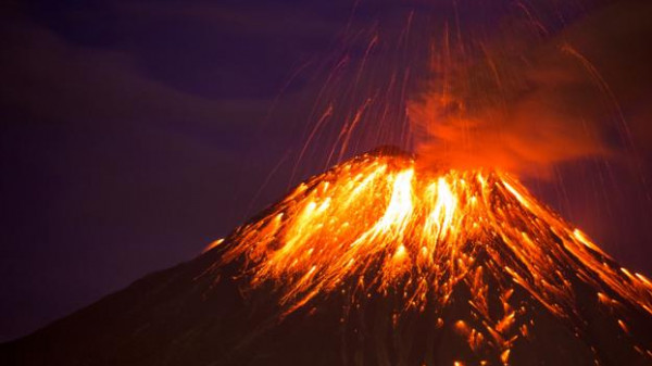 شاهد: ثوران بركان (كومبري فييخا) في جزيرة لابالما الأسبانية