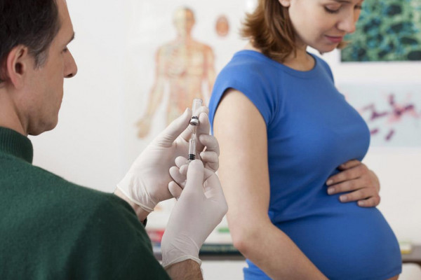 هل حقنة الرئة مضرة للحامل وجنينها؟