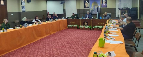محافظ طولكرم يجتمع مع لجنة الطوارئ للحد من تفشي فيروس (كورونا)