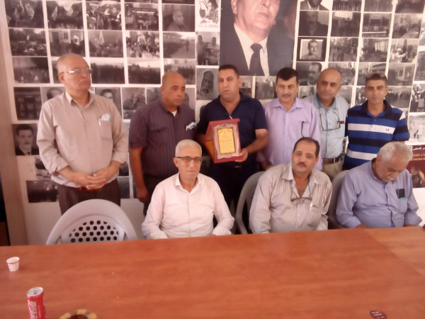 الجبهة الشعبية تكرم محمد علوش بفوزه بمسابقة الكتابة