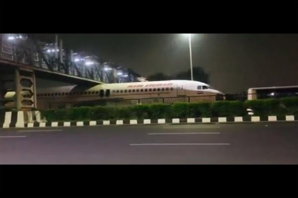 شاهد: طائرة هندية عالقة تحت جسر مشاة