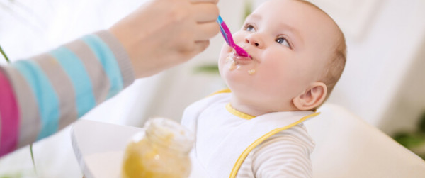 ما هو الوقت المناسب لإطعام الأطفال الصغار البيض؟