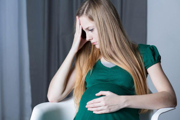 أعراض اكتئاب الحمل والعلاج في المنزل