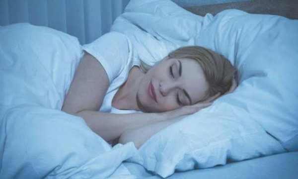 أفضل الطرق لحماية شعرك أثناء النوم