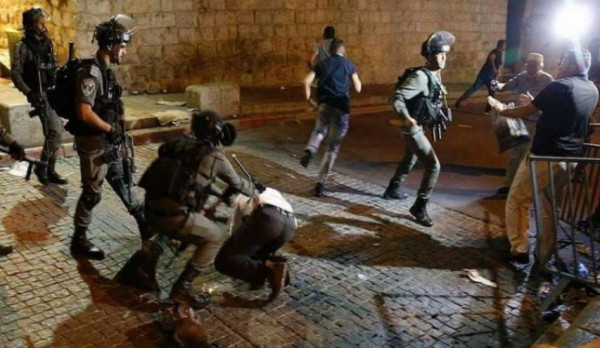 الاحتلال يعتدي على شبان قرب باب العمود في القدس