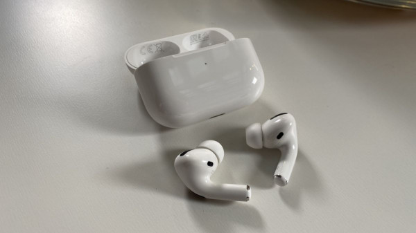 سماعات (AirPods) الجديدة تحسن السمع وتقيس حرارة الجسم