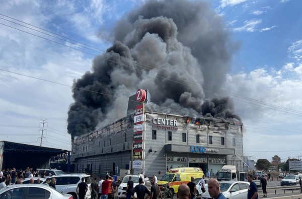 شاهد: حريق كبير يلتهم مركزا تجاريا في قلنسوة