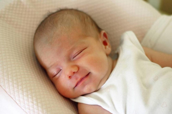 أسباب ضحك الرضيع أثناء النوم