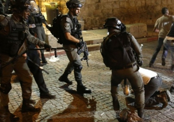 القدس: الاحتلال يعتقل شابا قرب باب العمود