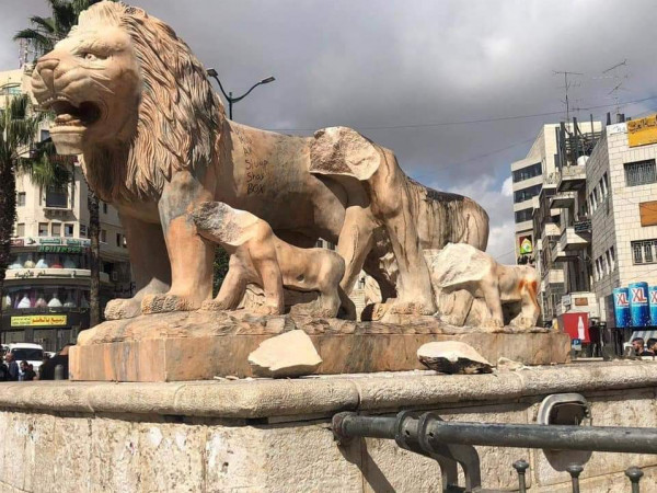أول حزب فلسطيني يُعلق على حادثة تحطيم تماثيل الأسُود في رام الله