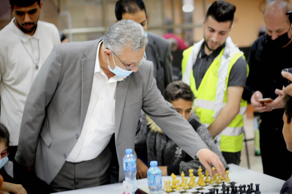 محافظ طولكرم عصام أبو بكر يطلق بطولة الشطرنج