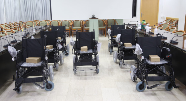 "التربية" تسلم الطلبة من ذوي الإعاقة كراسي كهربائية متحركة بدعم من قطر الخيرية