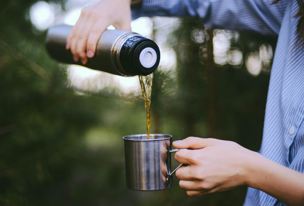 إليكِ أسهل طريقة لتنظيف تيرمس القهوة والتخلص من رائحته