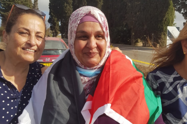 الخليل تحتضن المحررة "نسرين أبو كميل" بعد منع الاحتلال لقاء عائلتها بغزة