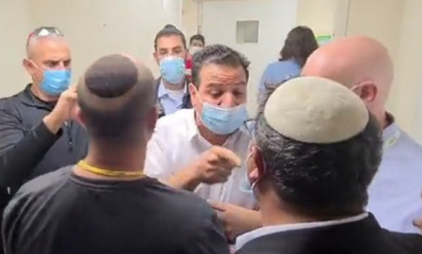 شاهد: أيمن عودة يمنع المتطرف بن غفير من زيارة الأسير القواسمي بمستشفى كابلان