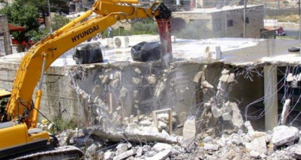 القدس: قوات الاحتلال توزع إخطارات بوقف البناء في بيت سوريك