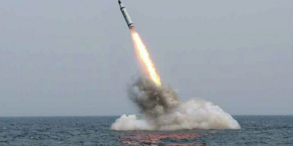 كوريا الشمالية تنجح في إطلاق صاروخ باليستي من غواصة