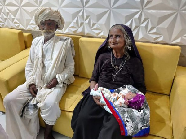 امرأة هندية تحتفل بمولودها الأول في عمر الـ 70