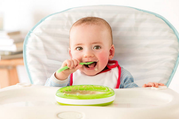 ما هي الأطعمة المسموح بتقديمها للطفل بعد الشهر الرابع؟