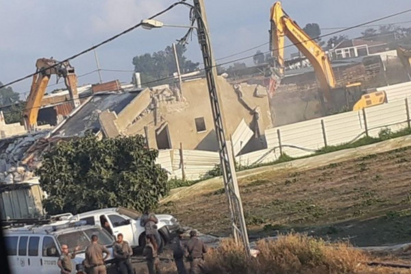 السلطات الإسرائيلية تهدم منزلا في رهط بأراضي الـ48