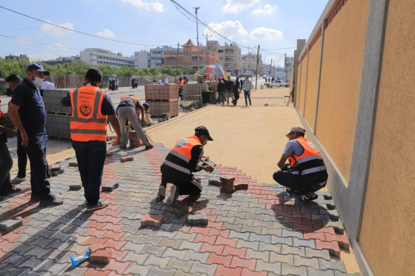 بلدية رفح تجري أعمال صيانة لرصيف مدرسة رابعة العدوية