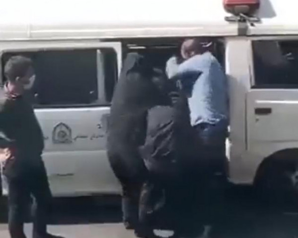شاهد: لحظة اعتقال امرأة بآلة مخصصة للإمساك بالحيوانات السائبة في إيران