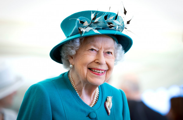 ملكة بريطانيا تعود لمكتبها بعد وعكة صحية أدخلتها المستشفى