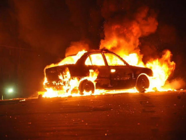 شاهد: ملثم يشعل النار في سيارة في باقة الغربية شمال طولكرم