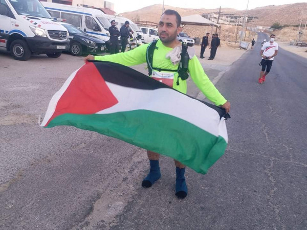 العداء الفلسطيني سامي نتيل يفوز بالمركز الثاني في سباق الأتراماراثون الرم الدولي