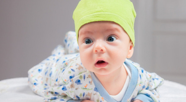 لماذا يستيقظ الأطفال الرضع بالليل كثيرًا؟