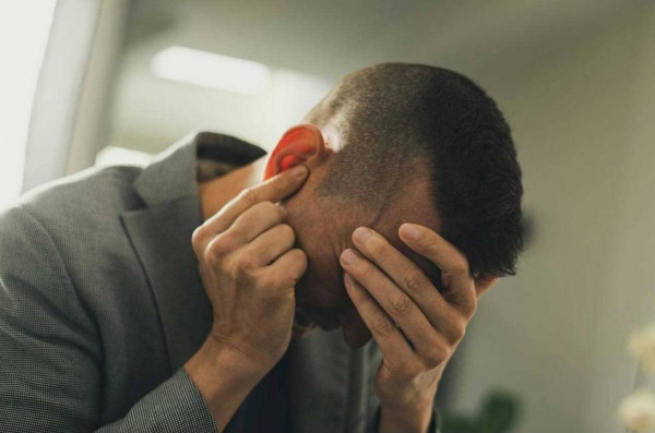 ما علامات الإصابة بالتهاب الأذن الوسطى؟