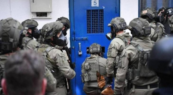 نادي الأسير: قوات القمع تقتحم قسم (21) في سجن عوفر وتهدد الأسرى