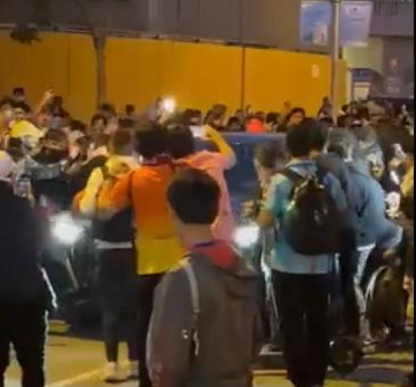 شاهد: جماهير برشلونة تعتدي على كومان أثناء مغادرته ملعب "كامب نو"