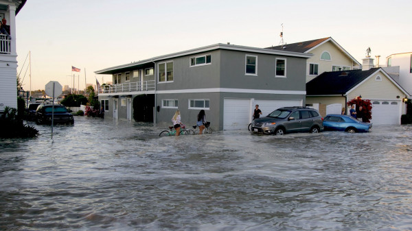 شاهد: عاصفة قوية تجتاح كاليفورنيا تتسبب بانهيارات وانقطاع للكهرباء