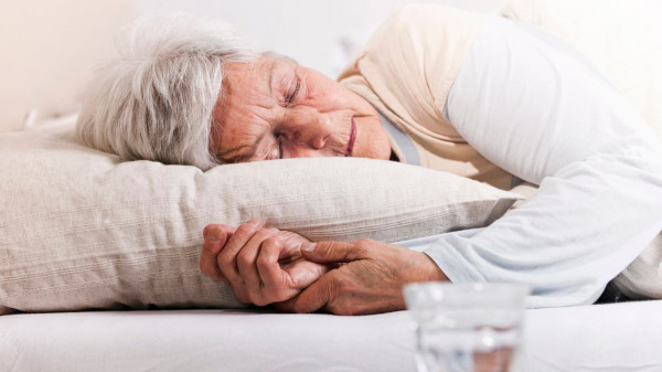 زيادة النوم أو نقصانه قد يصيبك بهذا المرض