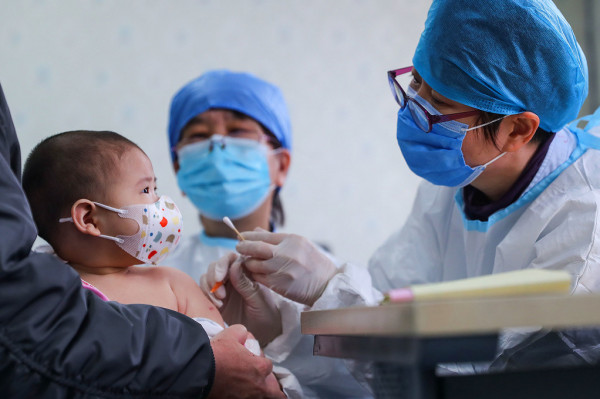 الصين تبدأ تطعيم الأطفال من عمر 3 سنوات ضد كورونا
