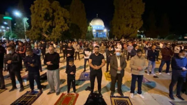 مواطنون يصلّون المغرب والعشاء أمام "اليوسفية" ودعوات للتصدي لتجريفها