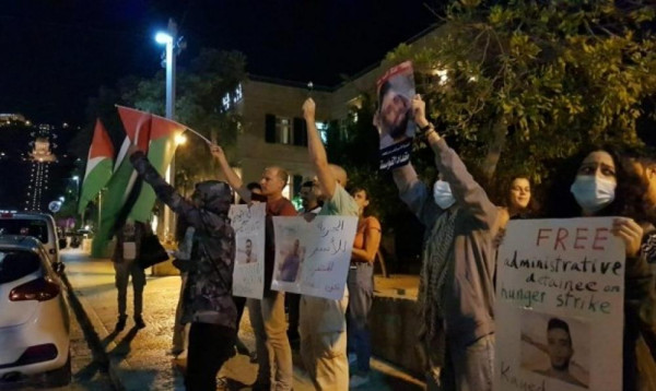وقفة دعم وإسناد للأسرى المضربين عن الطعام في حيفا بأراضي الـ48