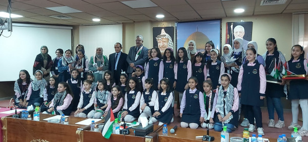 المحافظ أبو بكر يستقبل طالبات من مدرسة بنات الإسراء النموذجية