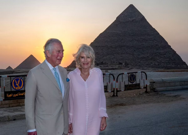 الأمير تشارلز يصف زيارته إلى منطقة الأهرامات الأثرية بـ"اللحظة الاستثنائية"