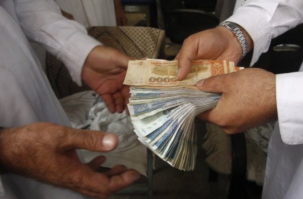 ما أسباب انخفاض العملة الوطنية لأفغانستان؟