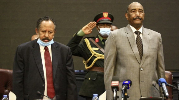 البرهان وحمدوك يوقعان اتفاقاً سياسياً لإنهاء الأزمة السودانية