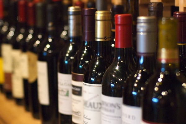 شاهد: بيع برميل من النبيذ في مزاد خيري بسعر خيالي