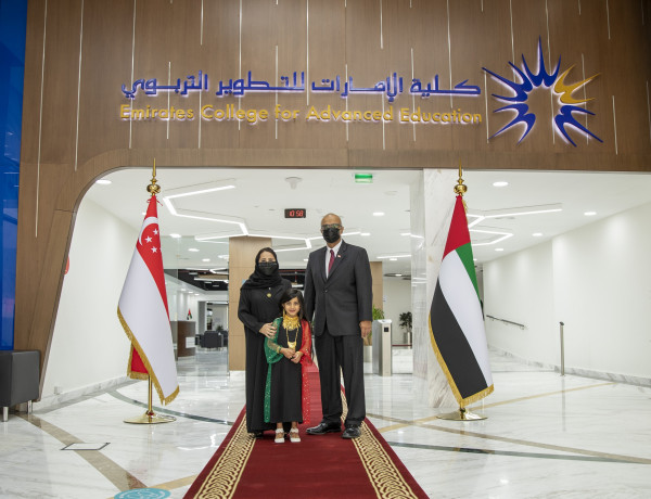 كلية الإمارات للتطوير التربوي تبحث سبل تعزيز التعاون الأكاديمي مع سنغافورة