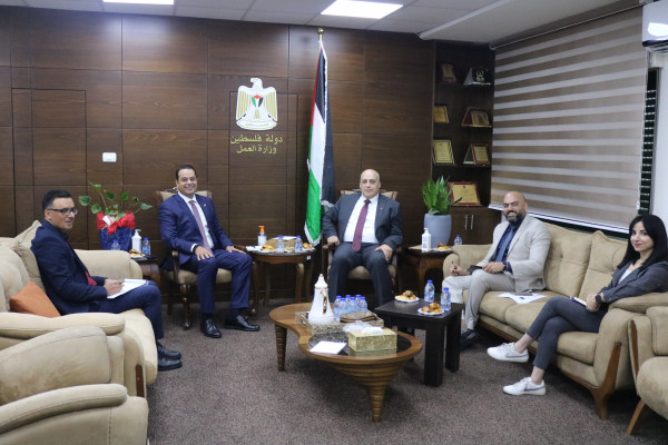 " العمل" و برنامج الغذاء العالمي تبحثان سبل التعاون