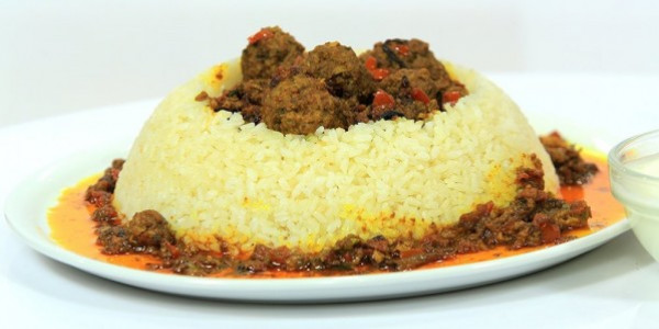 أرز بالكاري مع كرات اللحم