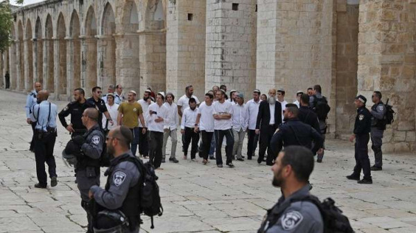عشرات المستوطنين يقتحمون "الأقصى" بحماية مشددة من قوات الاحتلال