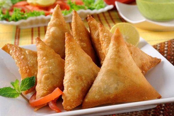 سمبوسة بالدجاج واللوز