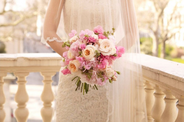 أجمل باقات الزهور للعرائس في حفلات الزفاف