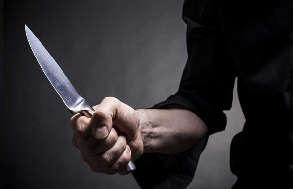 رجل يتهجم على أخواله بسكين ويحدث بهم اصابات.. ما السبب؟